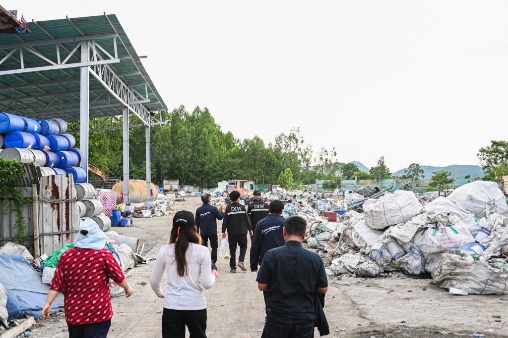 โรงงานแห่งที่ 2 เจ้าหน้าที่ตรวจพบการติดตั้งเครื่องจักรเกินกว่าที่ได้รับอนุญาตอยู่เดิม เข้าข่ายเป็นการขยายโรงงานโดยไม่ได้รับอนุญาต