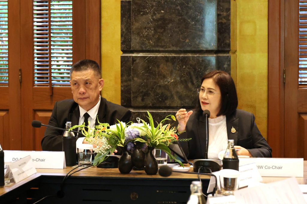 นางสาวอารยา ไสลเพชร รองอธิบดีกรมโรงงานอุตสาหกรรม และนายจิระพงษ์ คูหากาญจน์ รองอธิบดีกรมควบคุมมลพิษ ร่วมเป็นประธานการประชุม
