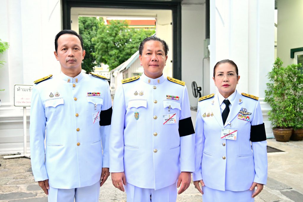 นายพรยศ กลั่นกรอง อธิบดีกรมโรงงานอุตสาหกรรม (กลาง) พร้อมด้วย นายธีรทัศน์ อิศรางกูร ณ อยุธยา และนางสาวอารยา ไสลเพชร รองอธิบดีกรมโรงงานอุตสาหกรรม