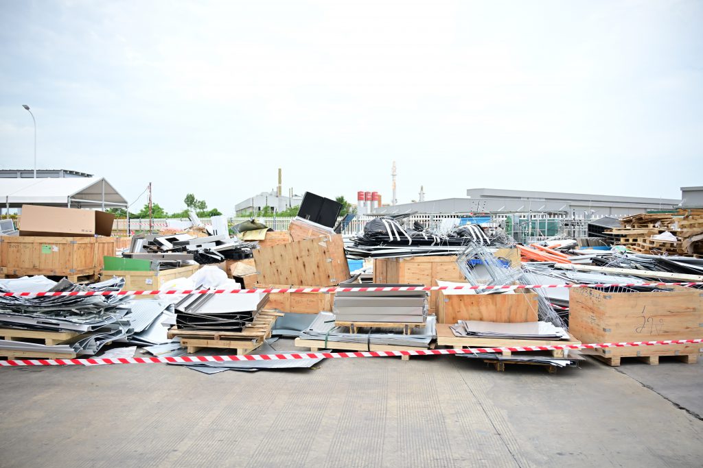 พบการขนย้ายวัสดุที่ไม่ใช้แล้วออกนอกโรงงาน เช่น เศษไม้ เศษกระดาษ เศษโลหะ โฟม โดยไม่ได้รับอนุญาตกว่า 654 เที่ยว