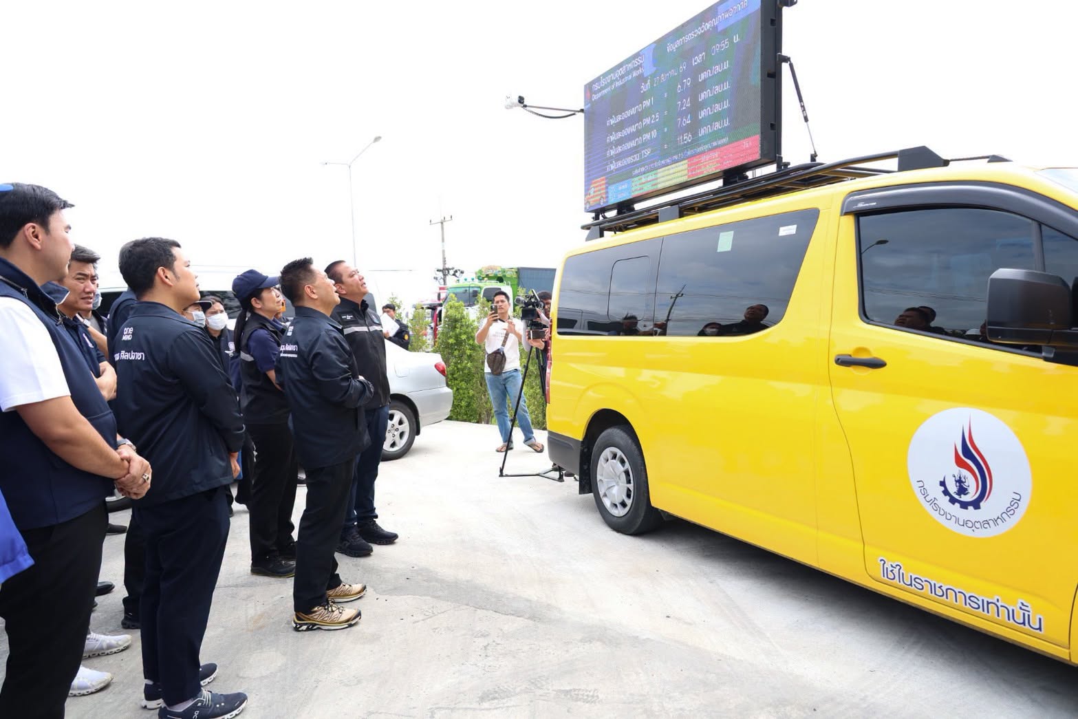 กรมโรงงานฯ ส่งรถปฏิบัติการเคลื่อนที่เข้าตรวจคุณภาพอากาศและไอระเหยสารเคมีในพื้นที่รัศมีรอบโรงงานใน 2 จุดสำคัญ