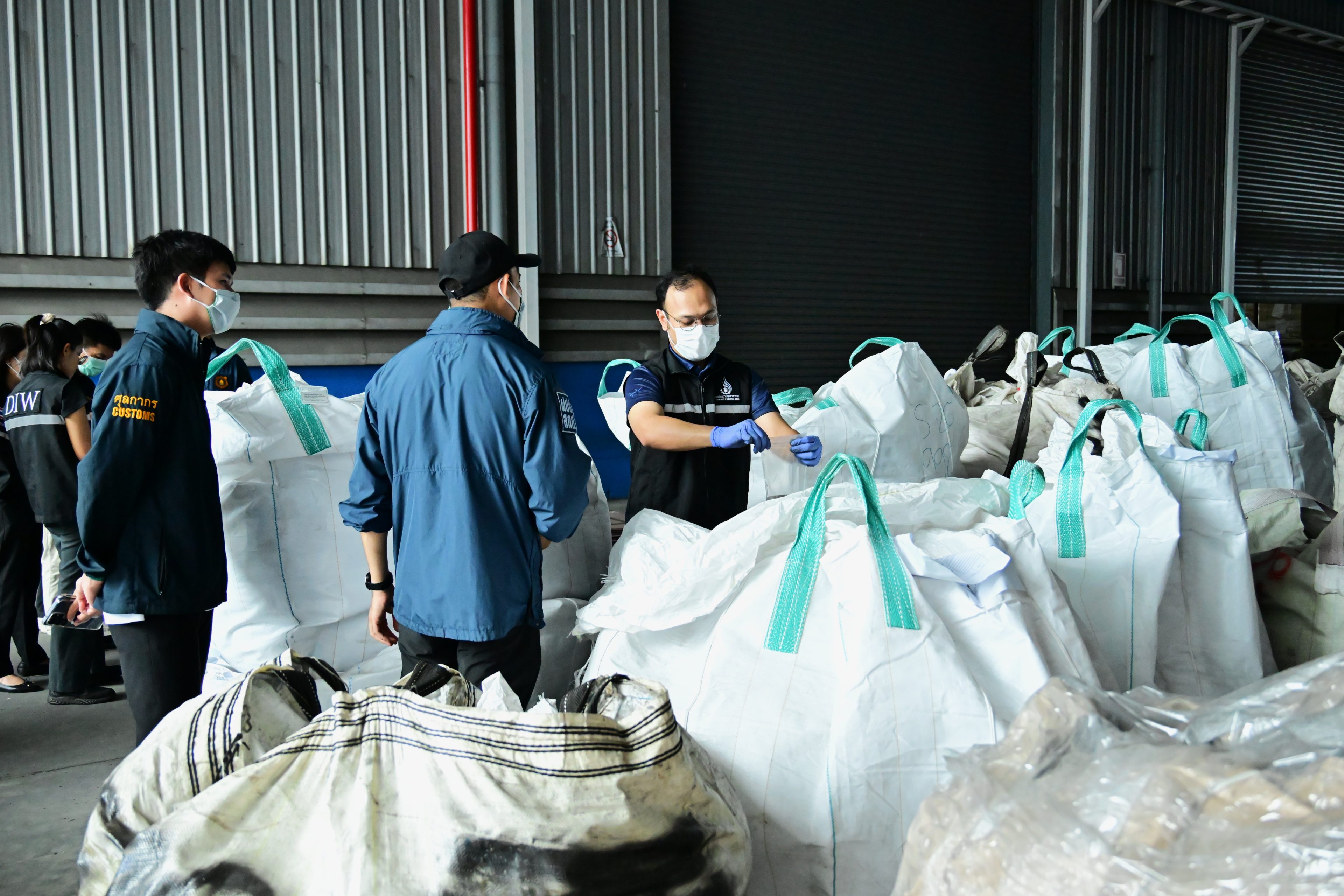 ตรวจสอบตู้สินค้าต้องสงสัย สำแดงชนิดสินค้าเป็นผงนิกเกิลผสมโคบอลต์ สินแร่พลวง และหัวแร่พลวง