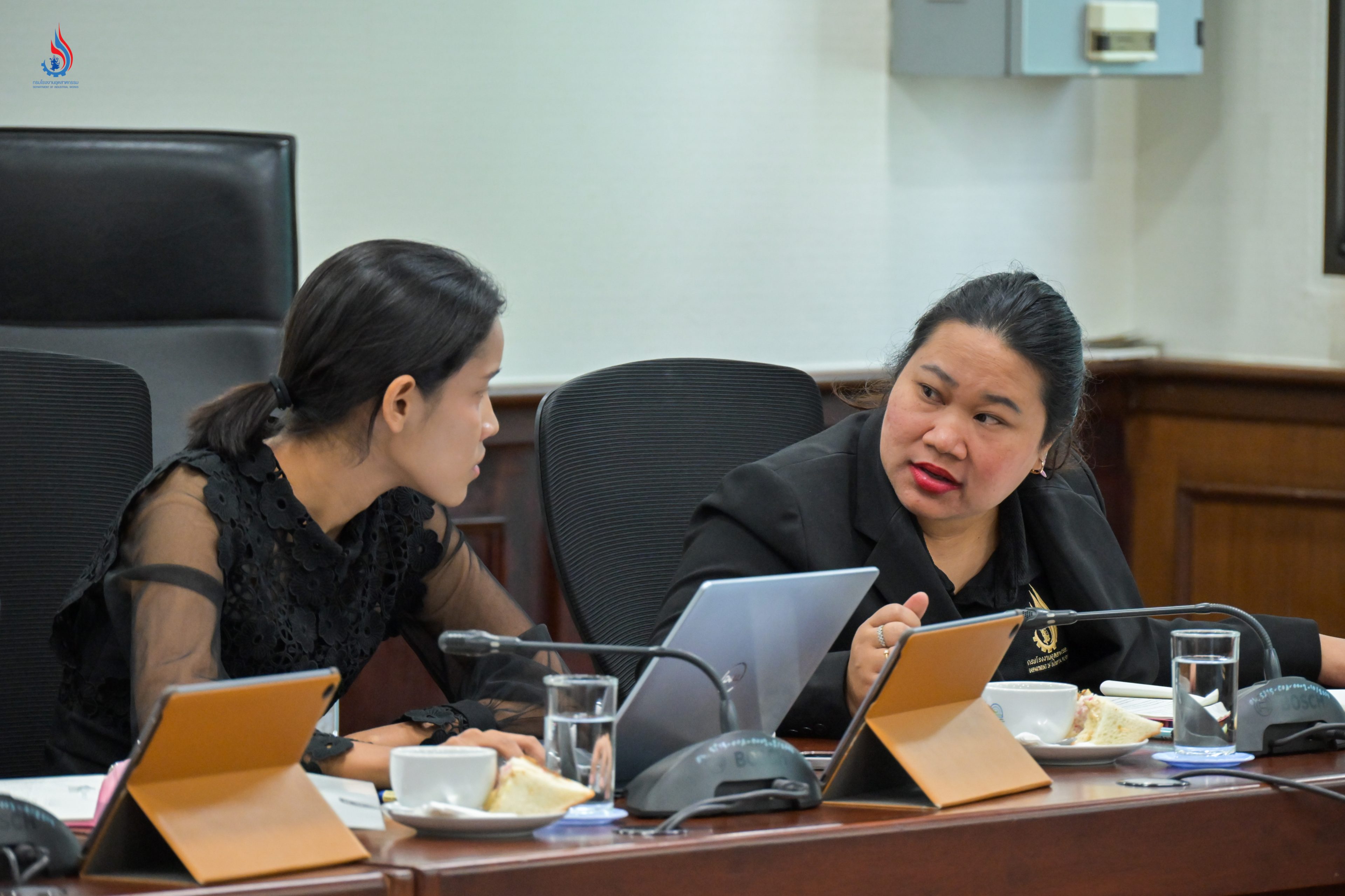 กรมโรงงานอุตสาหกรรม (กรอ.) แจ้งข้อมูลไปยังหน่วยงานผู้มีอำนาจของประเทศต้นทางของสินค้าในการส่งกลับสินค้าตามขั้นตอนอนุสัญญาบาเซลฯ พร้อมยืนยันกับสาธารณรัฐสิงคโปร์ว่าของเสียดังกล่าวไม่ได้มีถิ่นกำเนิดจากประเทศไทย