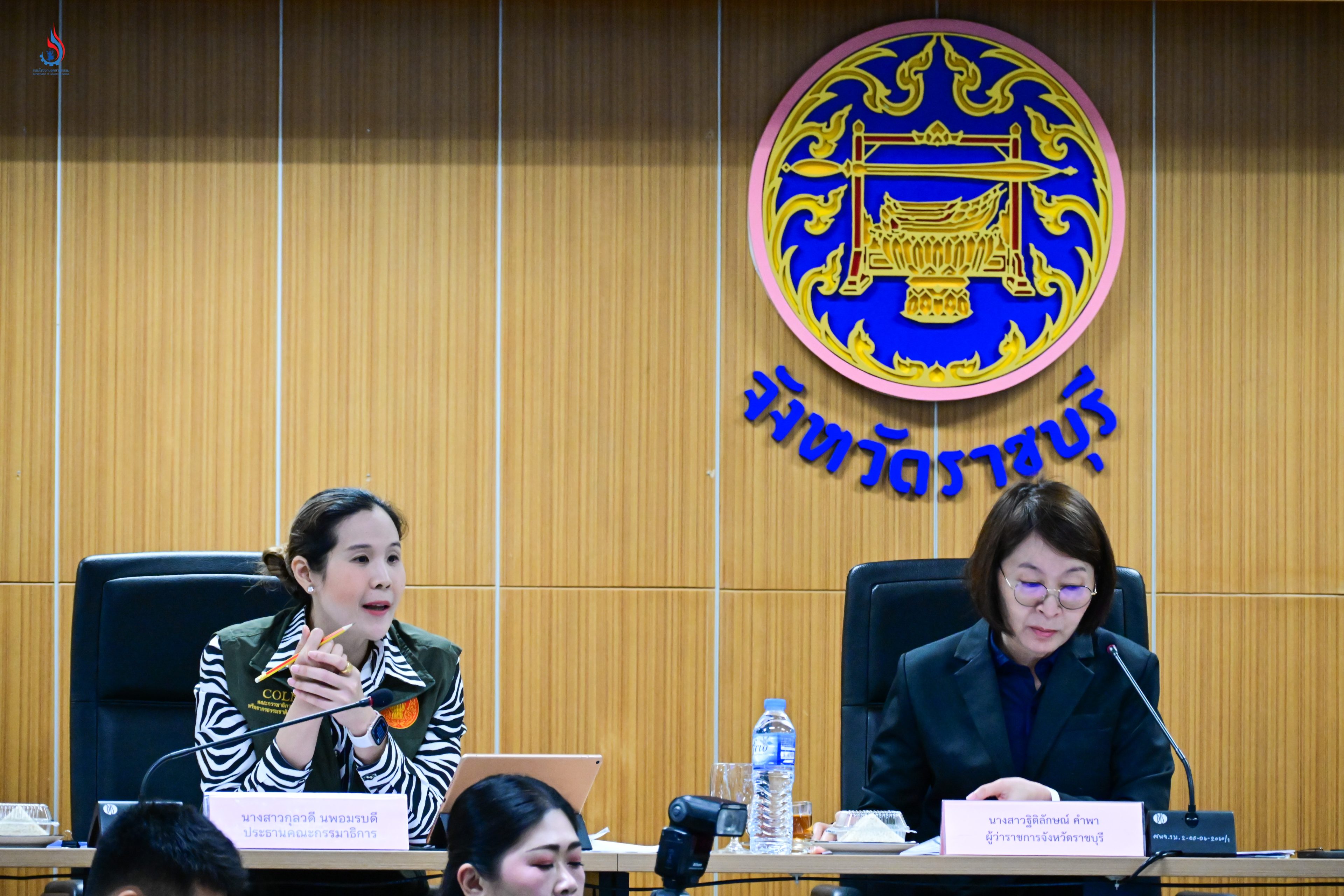 นางสาวฐิติลักษณ์ คำพา ผู้ว่าราชการจังหวัดราชบุรี และนางสาวกุลวลี นพอมรบดี ประธานคณะกรรมาธิการฯ เป็นประธานการประชุม