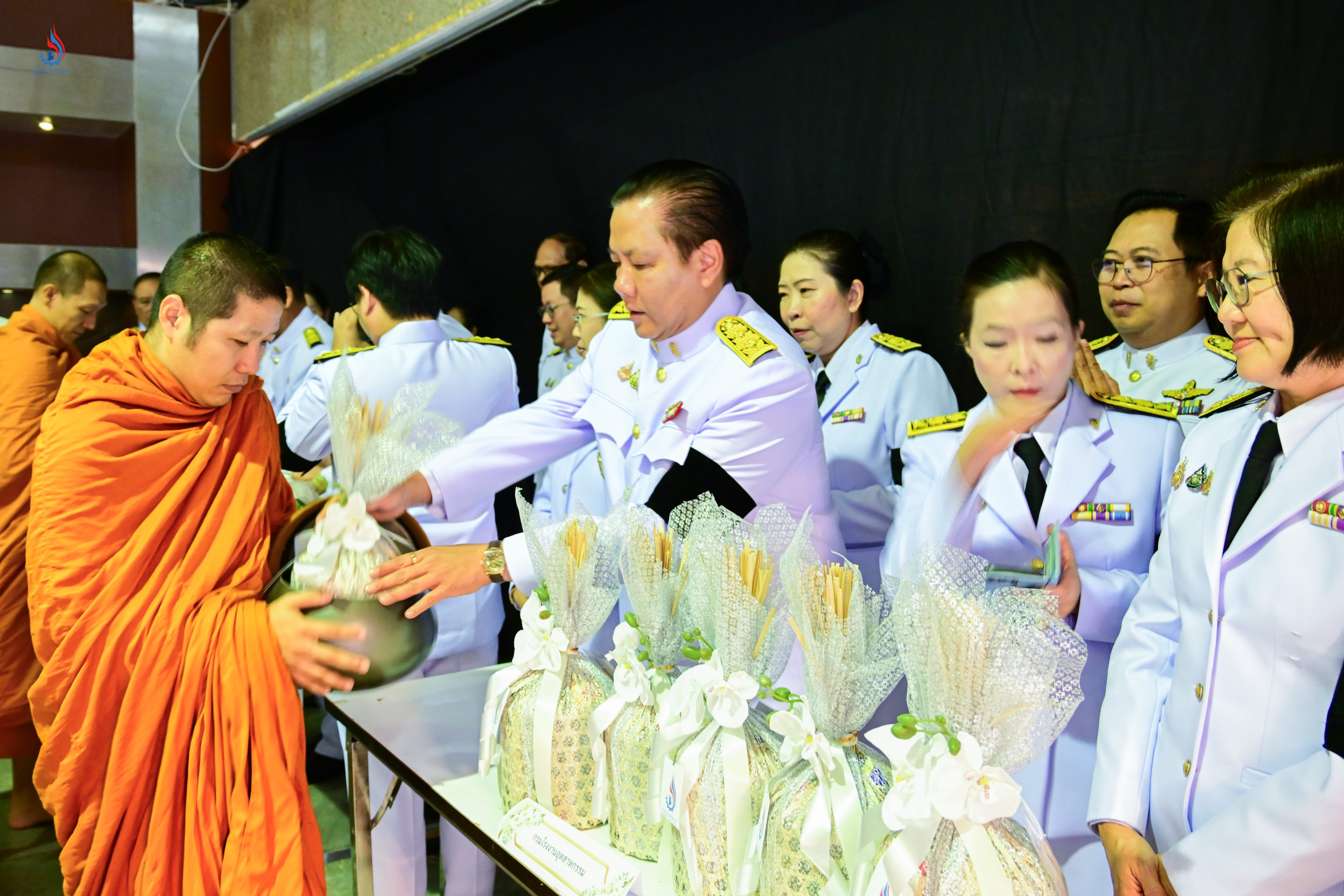 ตักบาตรพระสงฆ์ จำนวน 10 รูป