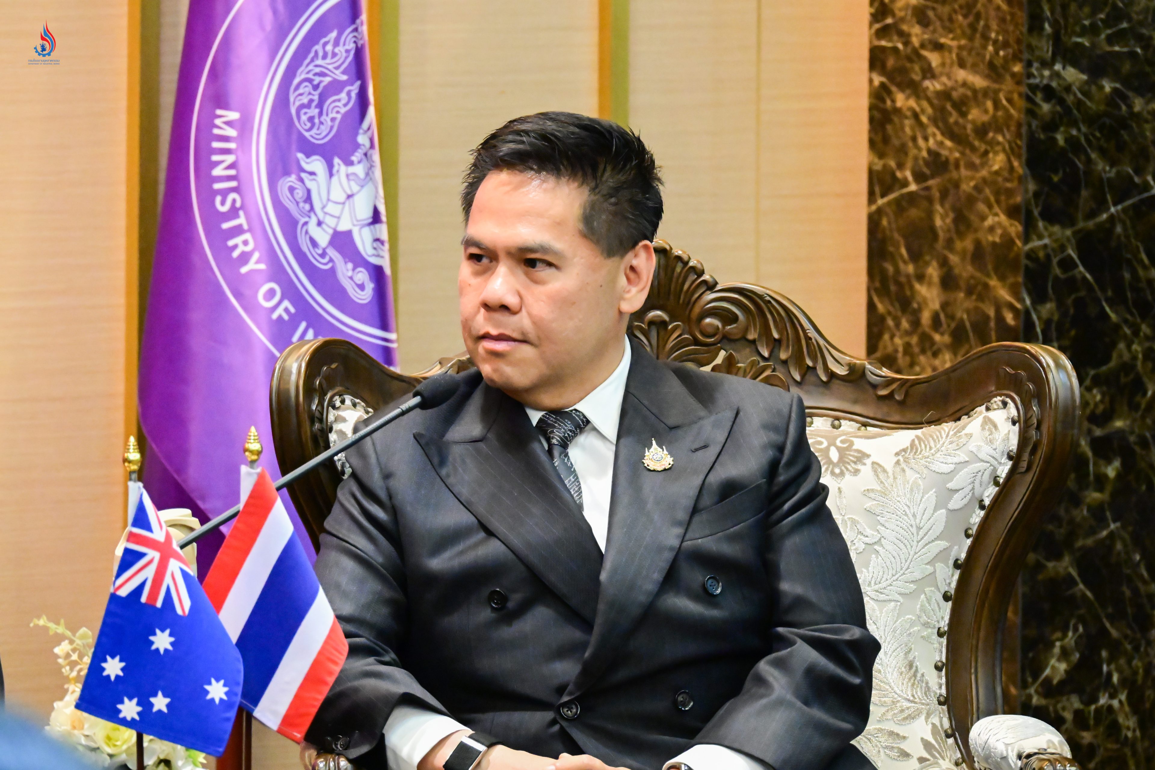 นายวราวุธ ศิลปอาชา รัฐมนตรีว่าการกระทรวงอุตสาหกรรม