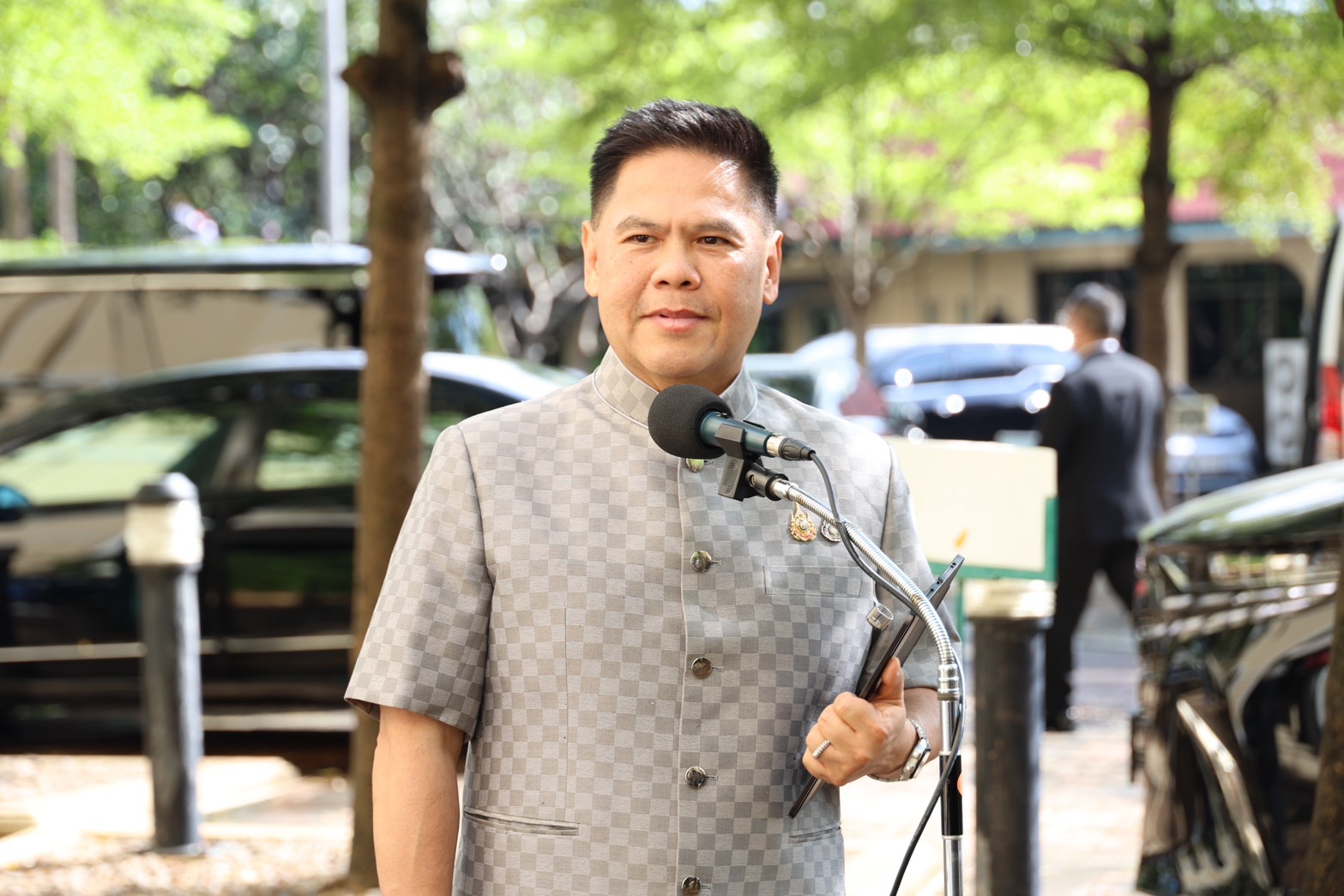 นายวราวุธ ศิลปอาชา รัฐมนตรีว่าการอุตสาหกรรม