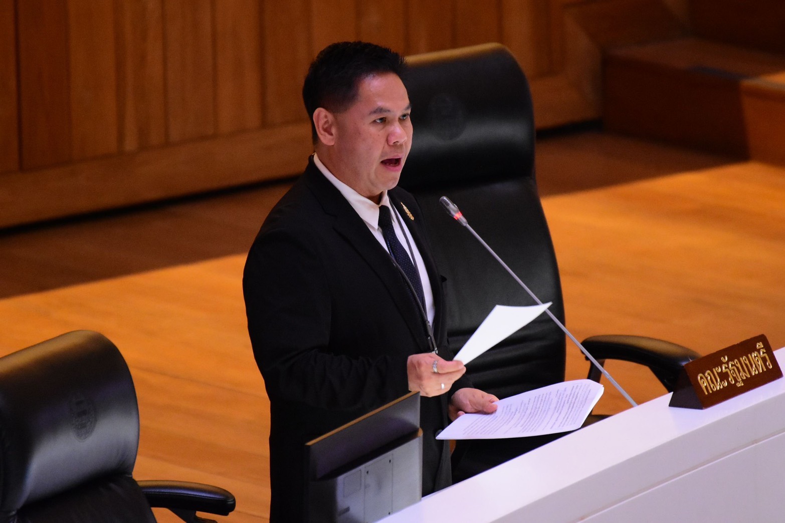 นายวราวุธ ศิลปอาชา รัฐมนตรีว่าการกระทรวงอุตสาหกรรม ร่วมประชุมสภาผู้แทนราษฎร เพื่อตอบกระทู้ถามสดและกระทู้ถามทั่วไป ณ รัฐสภา